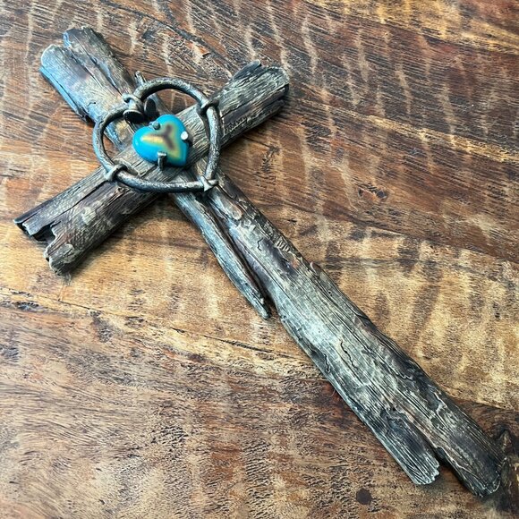 Rustic Western Wall Cross With Heart Centerpiece & Weathered Wood Look - Picture 1 of 10